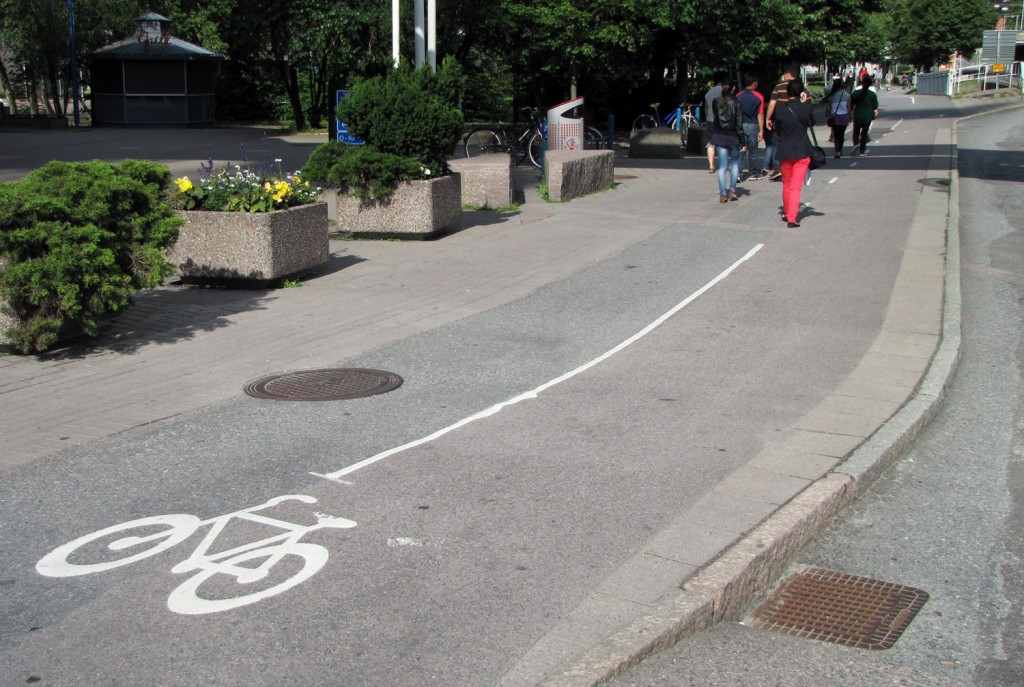 Hur gående tolkar mittlinjen vid Örgrytevägen i Göteborg