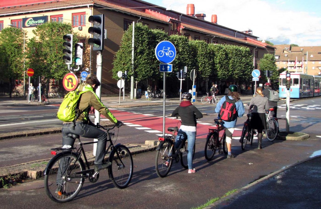 Cykelöverfarten är fri fast röd