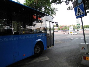 Gamla Allén: En buss svänger in