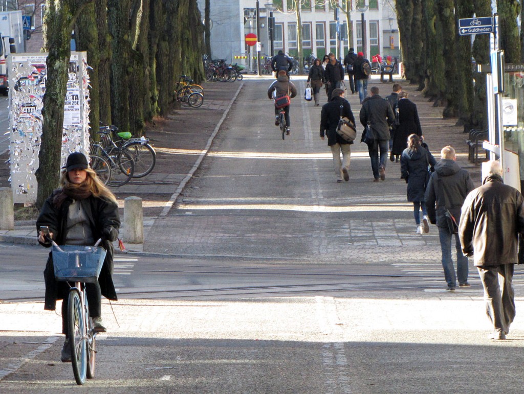 Cyklister och gående på Vasagatan