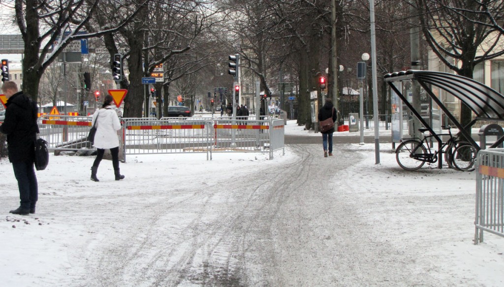 Staket hindrar cyklar före cykelöverfarten