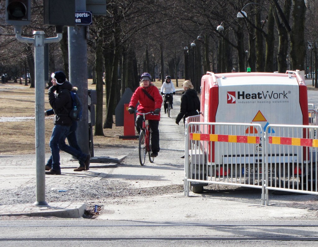 Grävd cykelbana korsar Avenyn