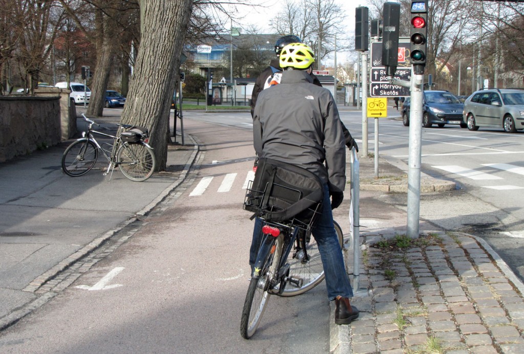 Två cyklister vid stödräcket