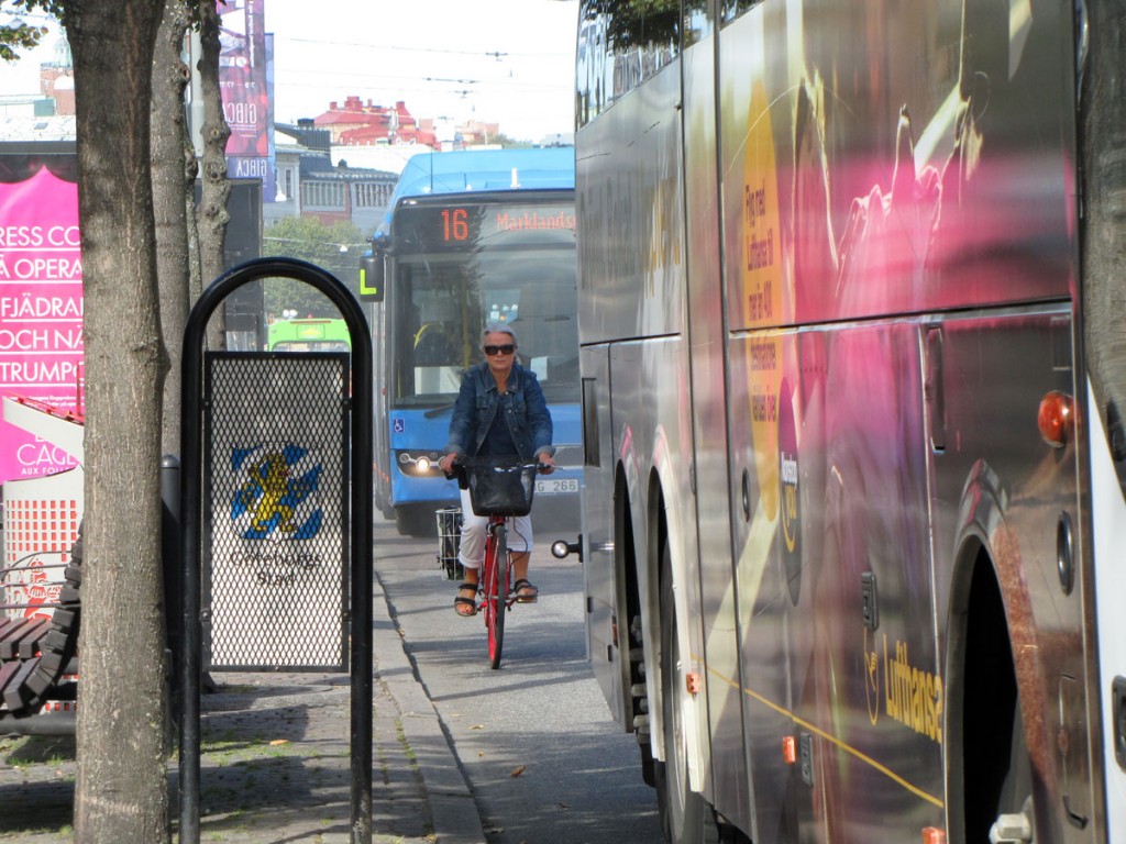 Cykel och bussar på Avenyns öppna del