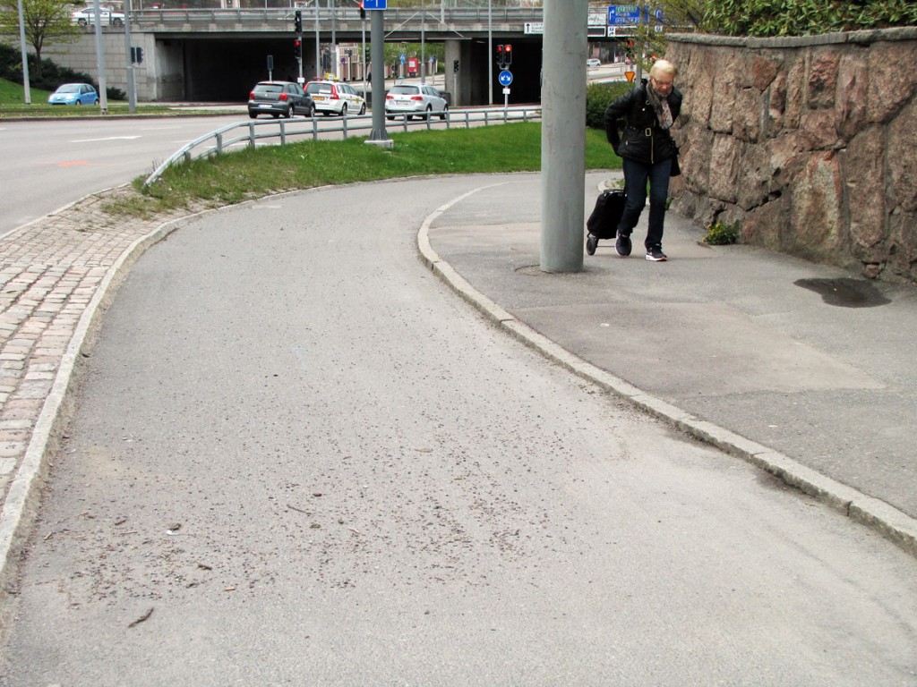 Grus igen på cykelbanan