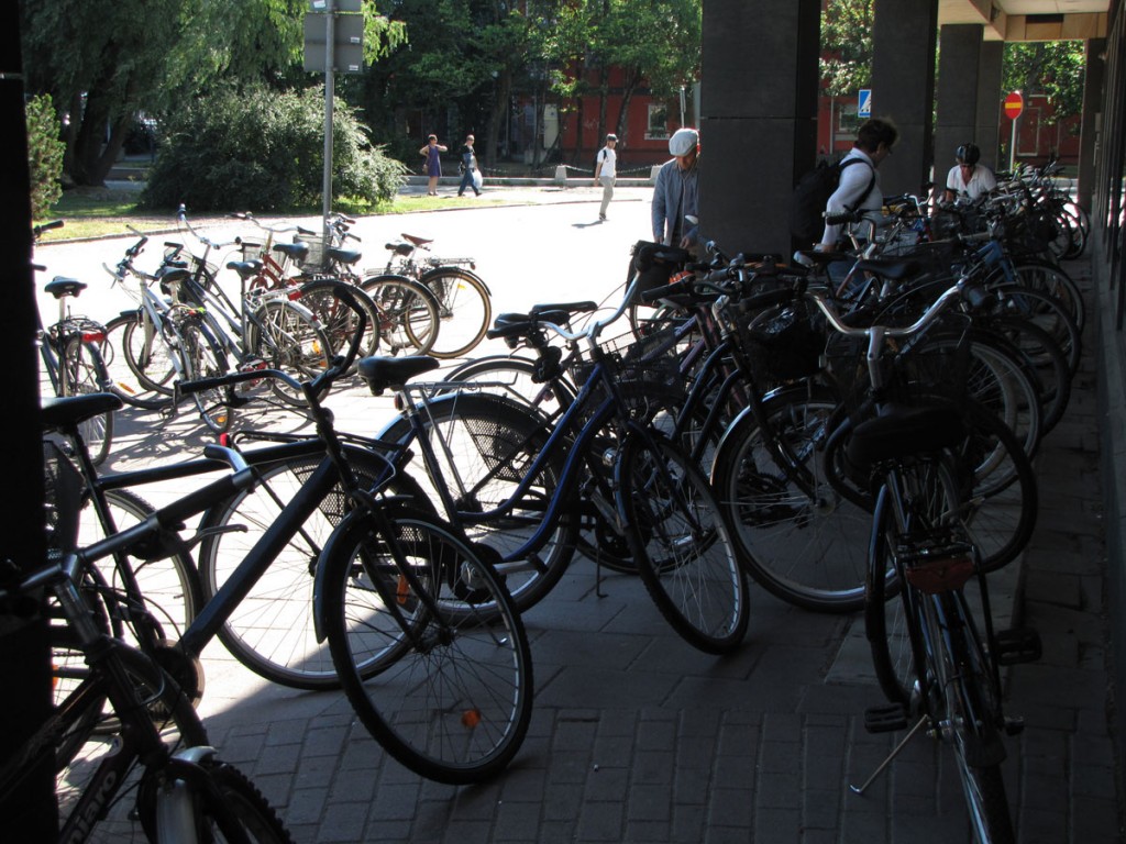 Tät cykelparkering utanför Focus