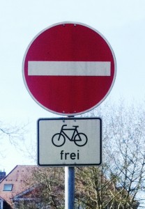 Stina Bergströms bild på skylten Cykla mot enkelriktat i Freiburg