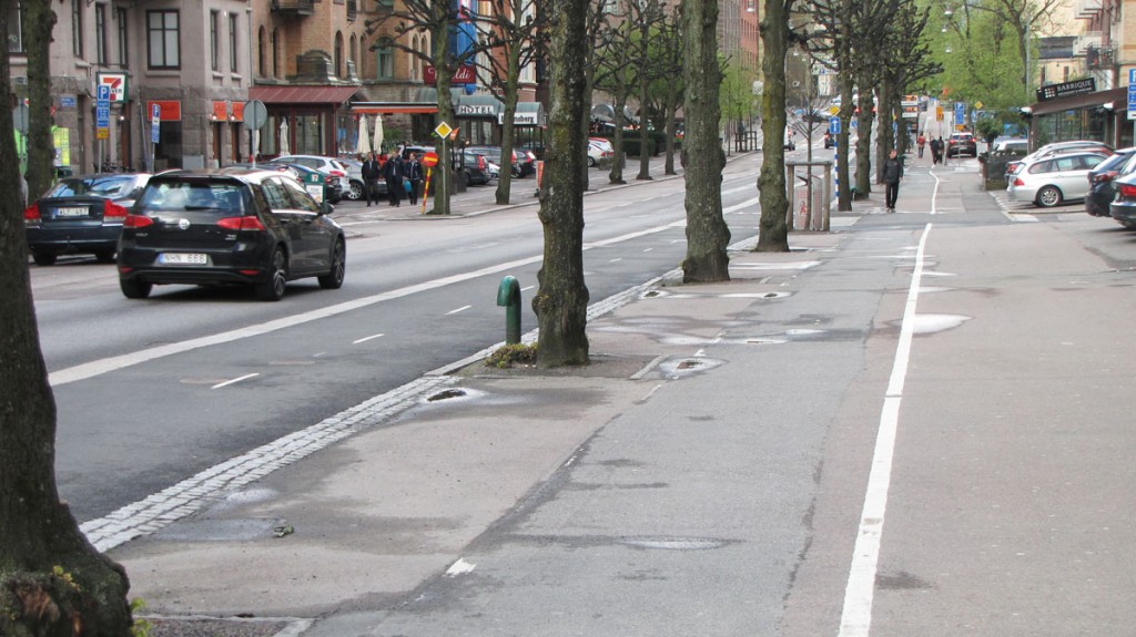 Separation between pedestrain and bike paths at Berzeliigatan