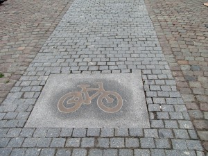 Kopparfärgade cykelsymboler på Fontänbron