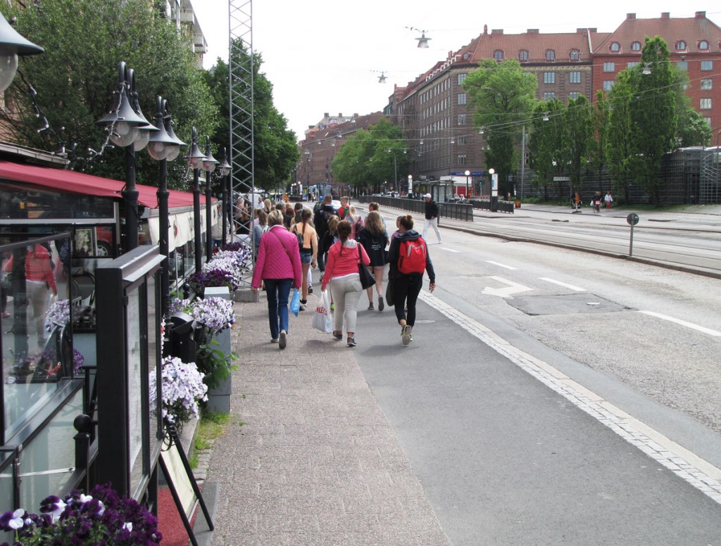 Många gående vid Södra Vägen 2