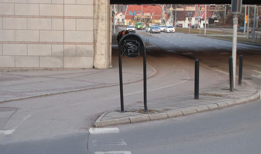 Tokig GC-skylt på Örgrytevägen x Fabriksgatan