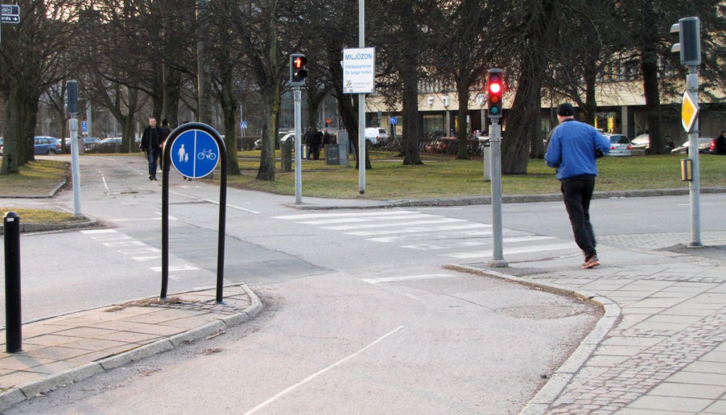 Tokig GC-skylt på Örgrytevägen x Fabriksgatan