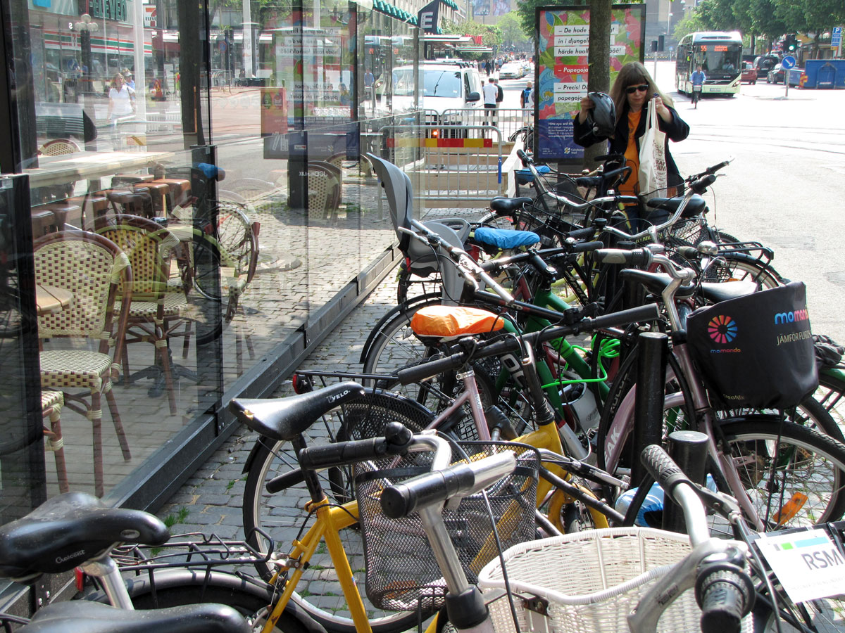 Inklämd cykelparkering på Avenyn