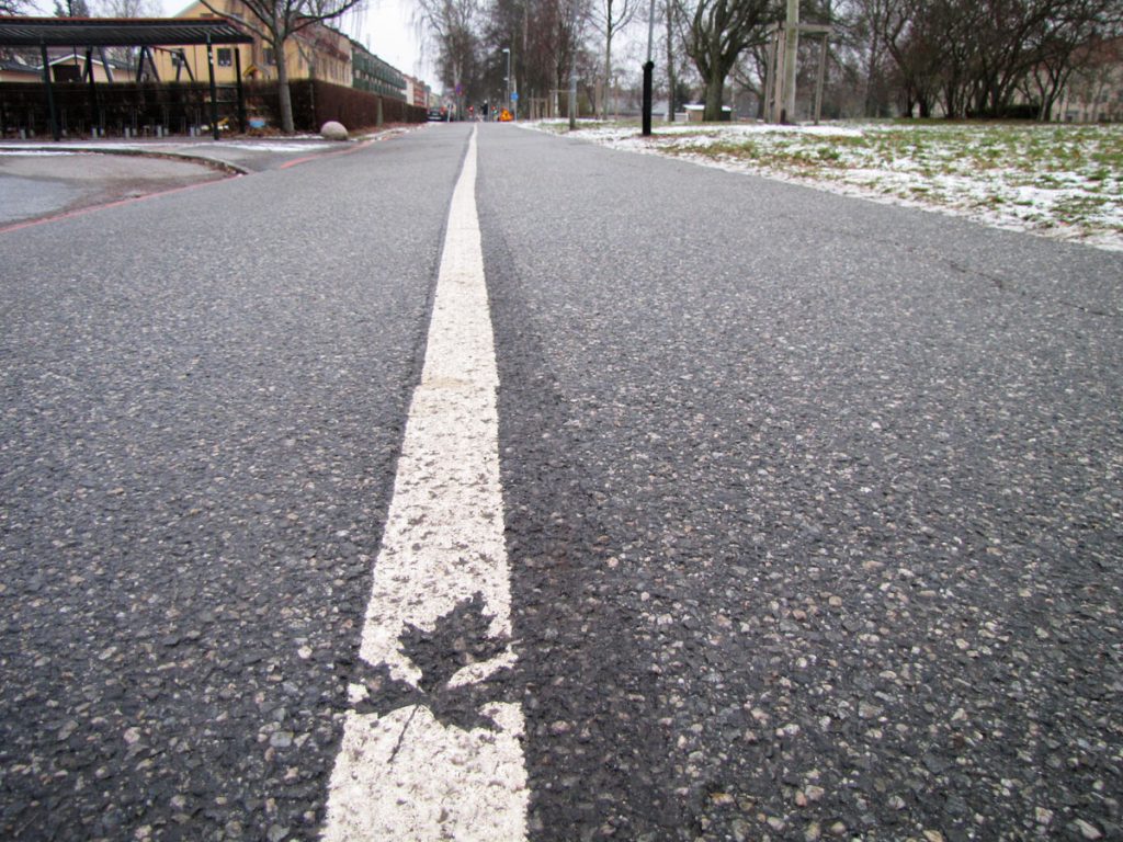 Löv på cykelbana i Örebro