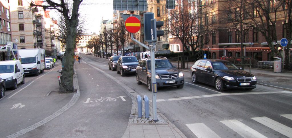 Berzeliigatans enkel- eller dubbelriktade cykelbana