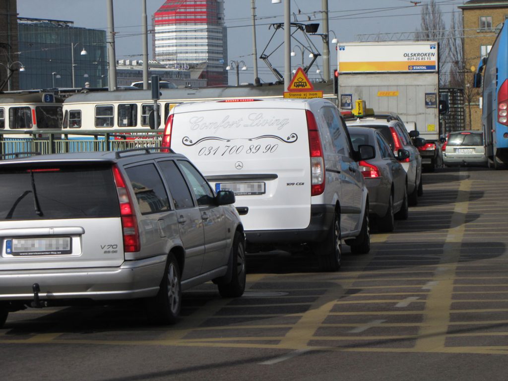 Bilar och kollektivtrafik blockerar stan