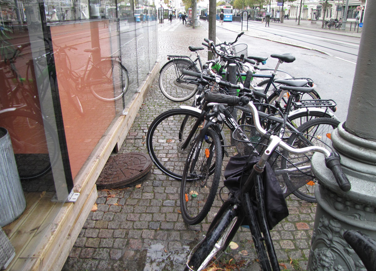 Trängd cykelparkering vid Kristinelundsgatan