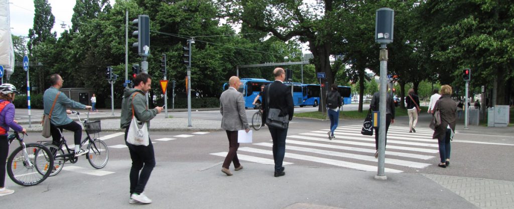 Gående och cyklister mot rött vid Södra Vägen x Parkgatan