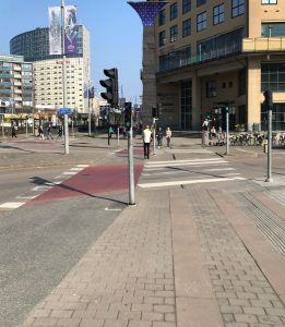 Röd cykelpassage och stenhällar för gående vid Burgårdsskolan