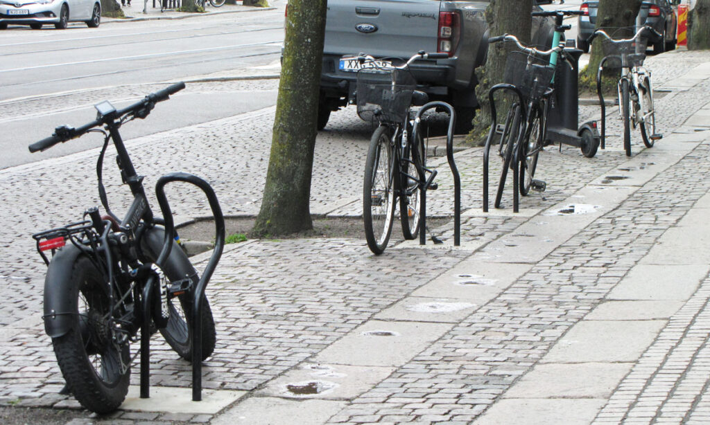 Cyklar bredvid solitära Publicus-ställ
