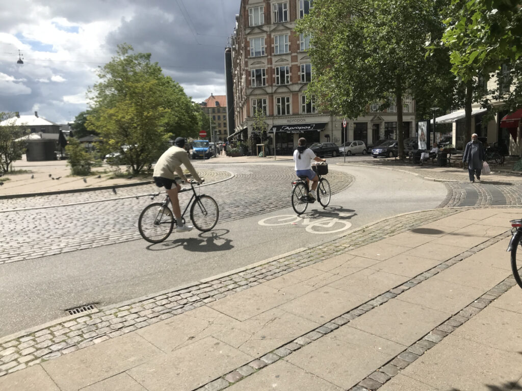 Cyklister får egen plats även i denna rondell