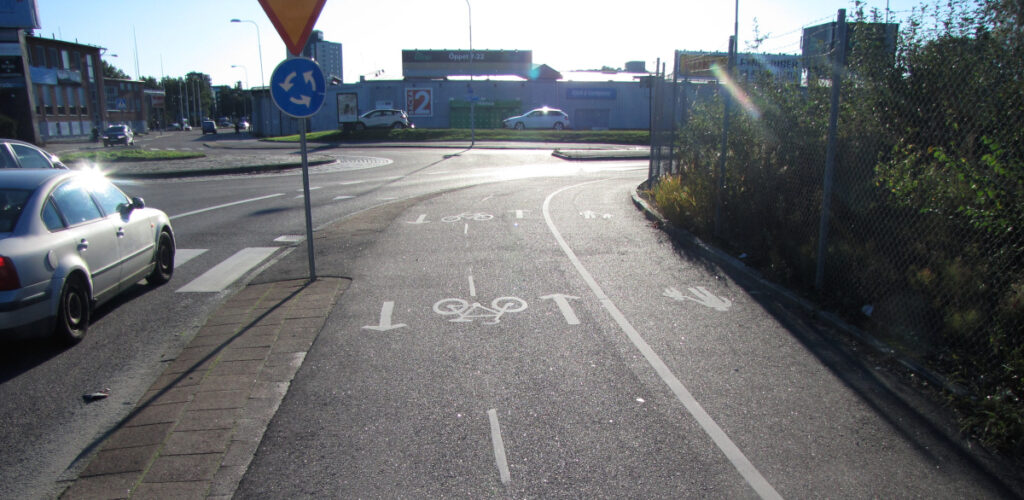 Backavägens rondell med skymd cykelkrök