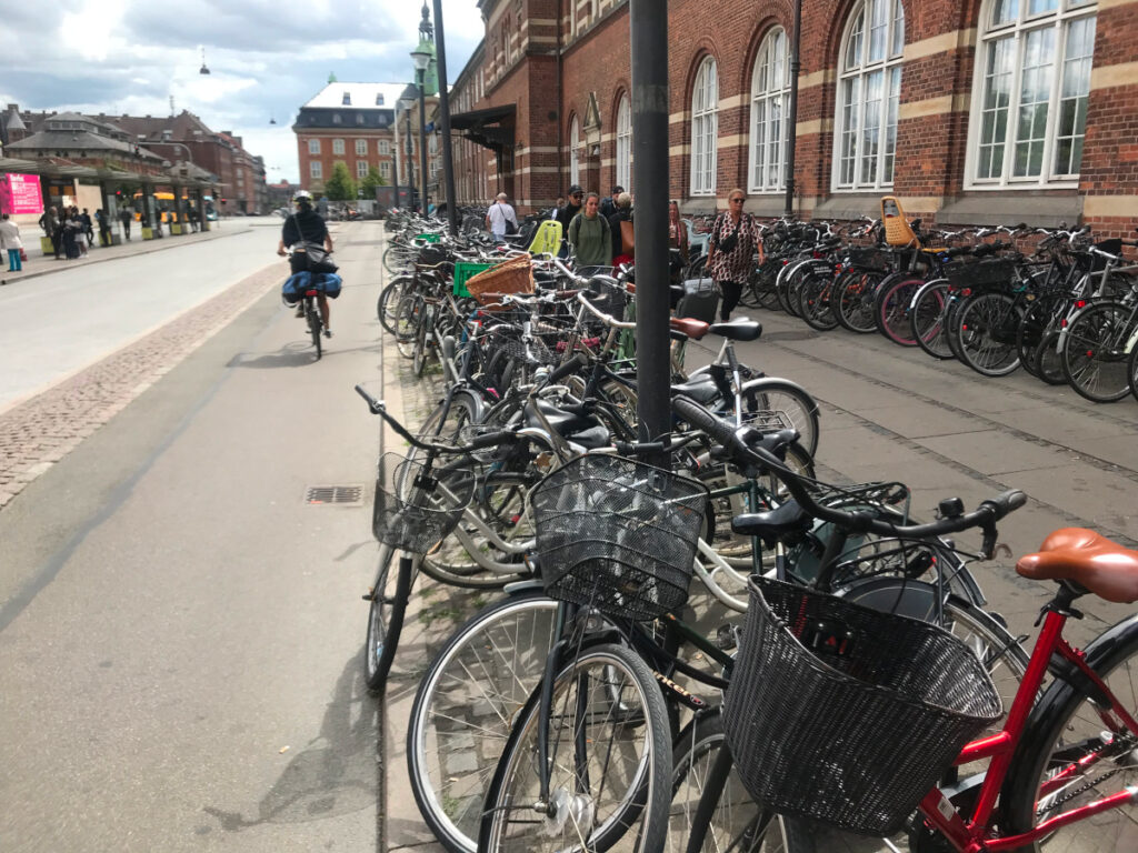 Massor av parkerade cyklar