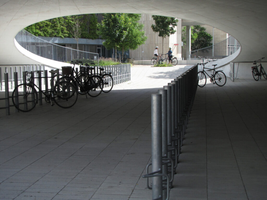 Även modern cykelparkering saknar möjlighet att låsa fast ramen