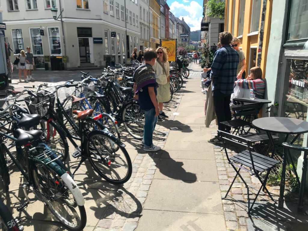 Jättemånga parkerade cyklar men ingen i vägen