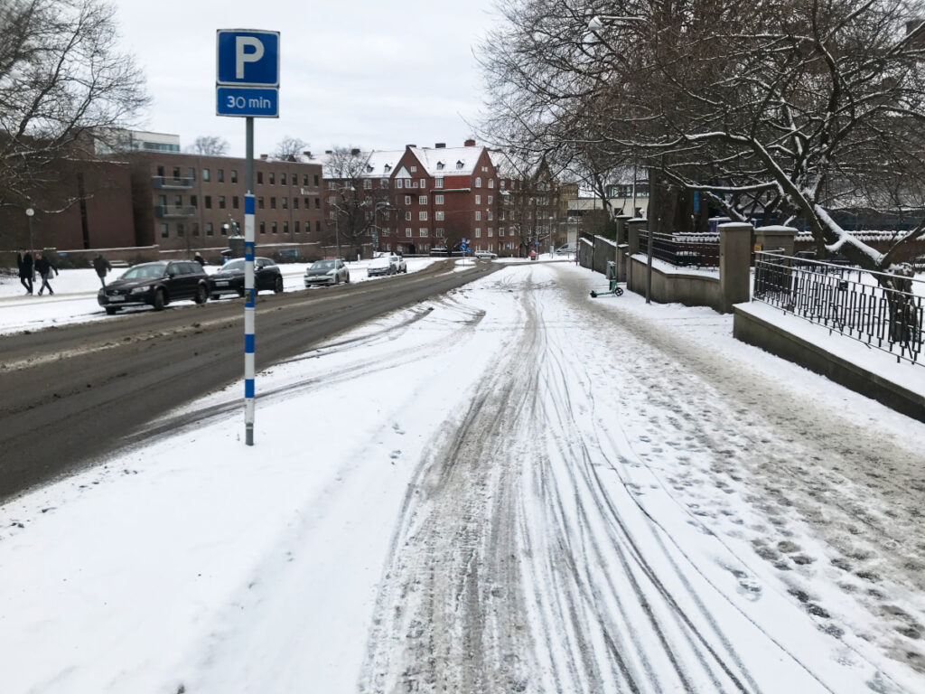 Cykelbana förbi Viktor Rydbergsgatan 10 i snö
