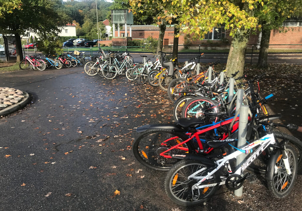 Många parkerade cyklar vid skola