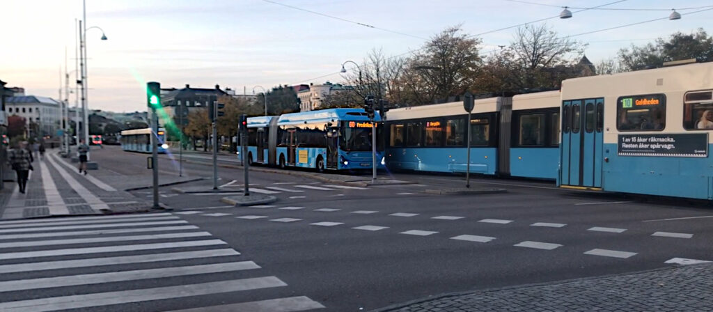 Framkörd spårvagn blockerar