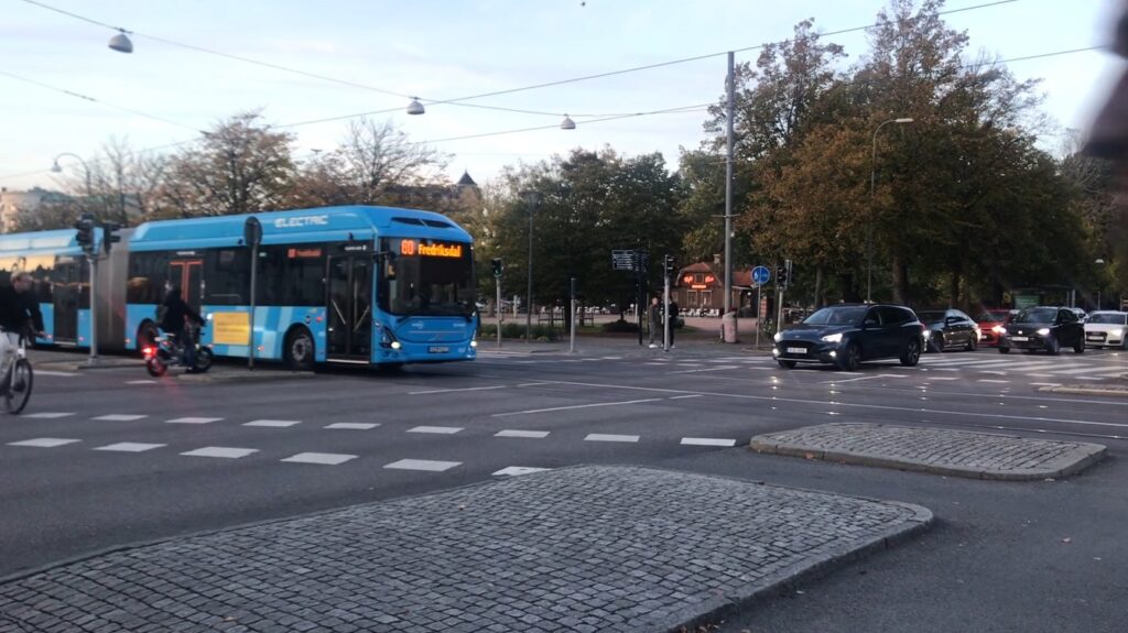 Buss kör fram trots rött Buss kör fram trots rött