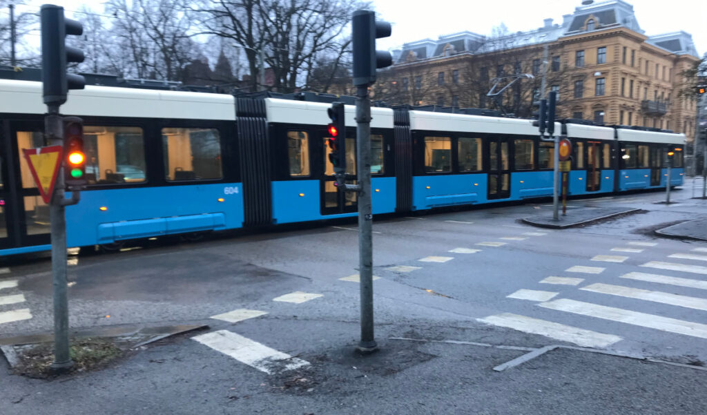 En 45-metrare blockerar gång, cykel och bil