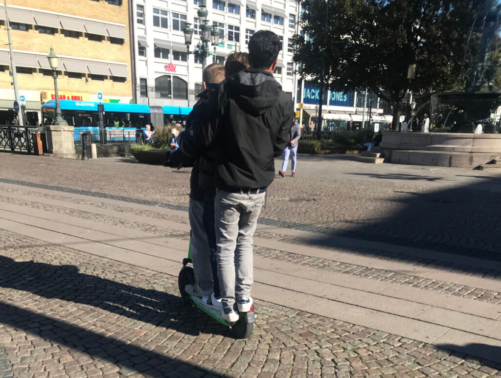 Tre på en elsparkcykel