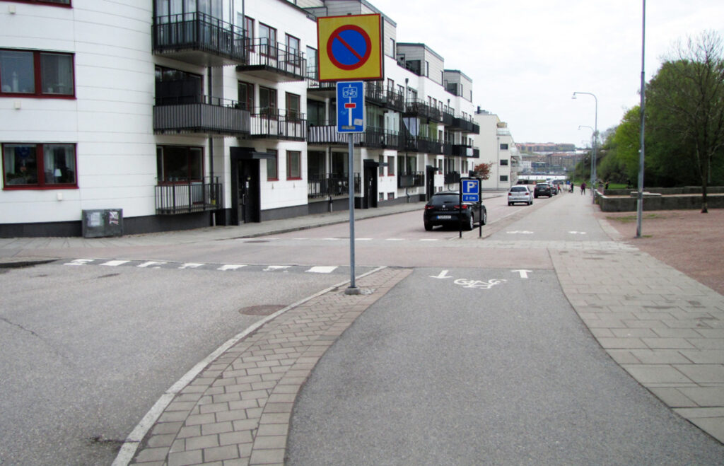 Här försöker pendlingscykelbanan skaka av sig sina följare