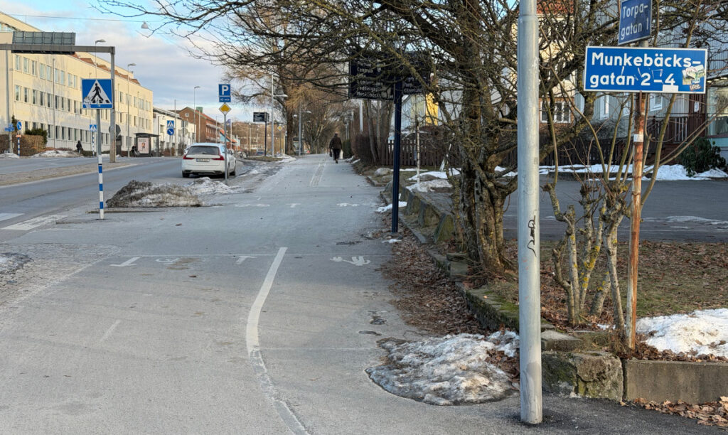 Cykelvägvisning bakom hörn Cykelvägvisning bakom hörn