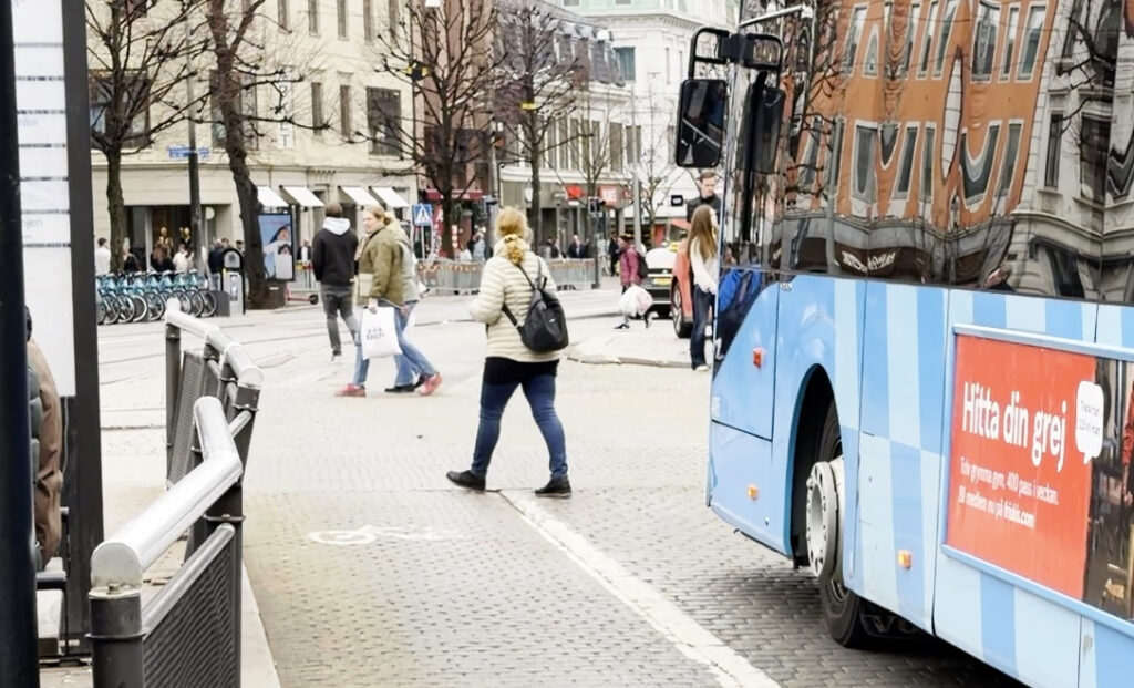 Gående vänder ryggen