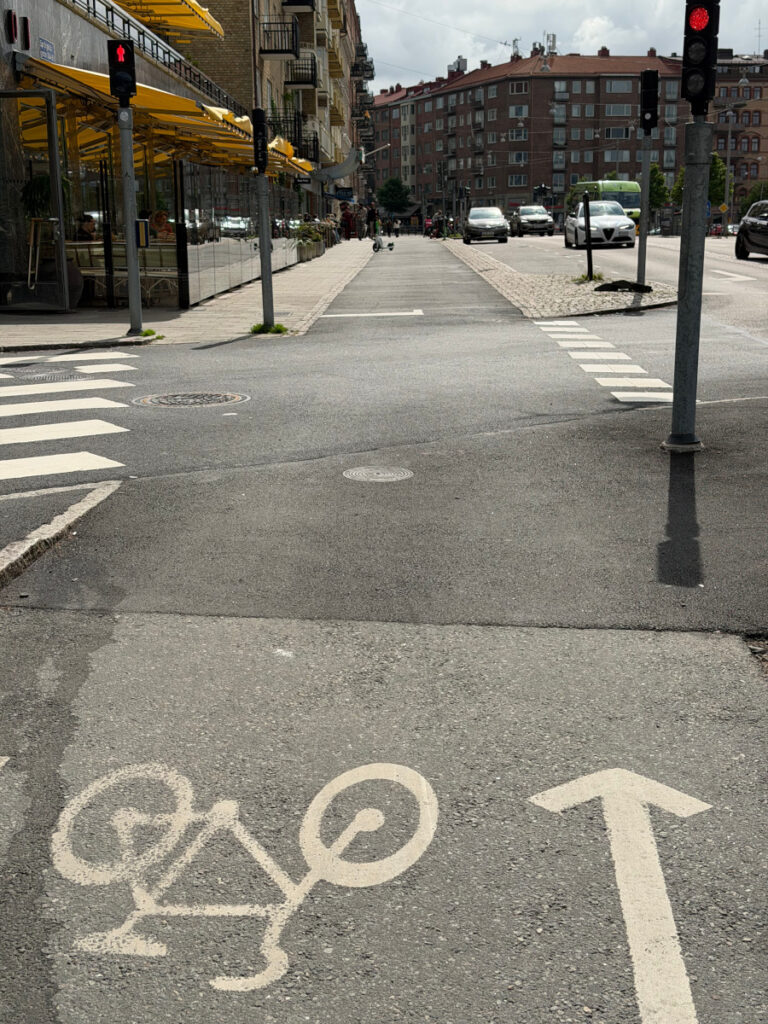 Jämnt och fint omasfalterad cykelpassage